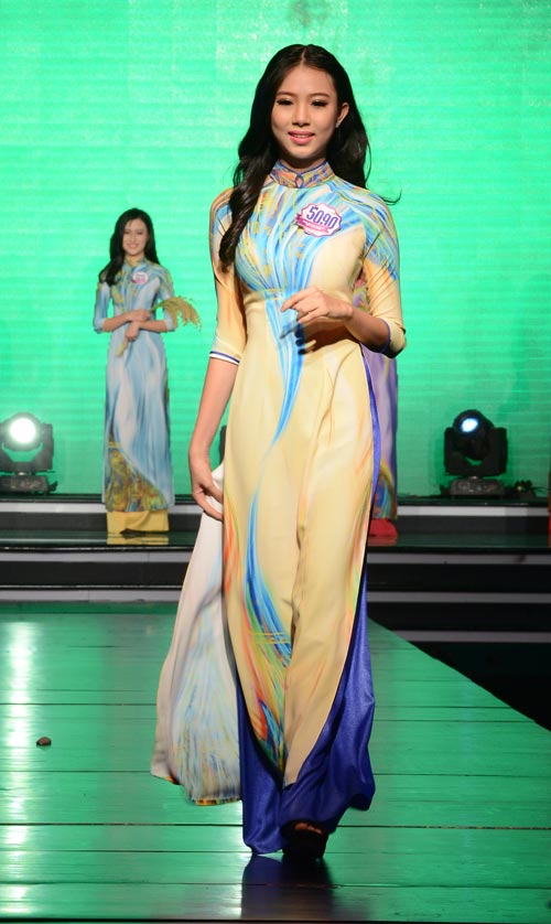 Nữ sinh Việt duyên dáng trong đêm chung kết Miss Áo dài - 2