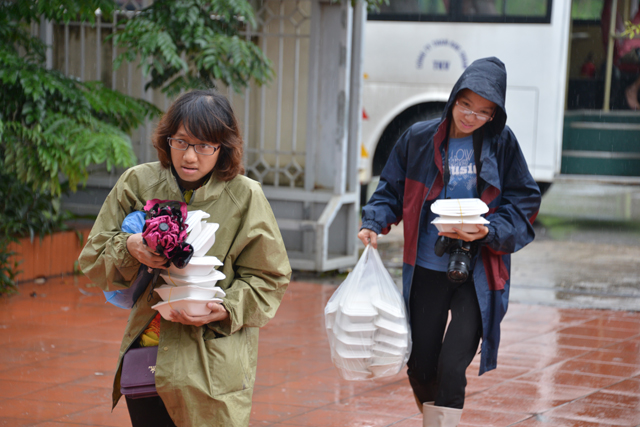 Ảnh: Những suất cơm &#34;sưởi ấm lòng&#34; người dân vùng lũ lụt Quảng Ninh - 1