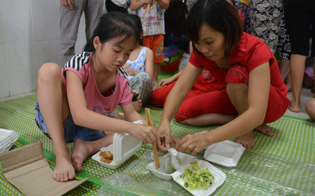 Ảnh: Những suất cơm &#34;sưởi ấm lòng&#34; người dân vùng lũ lụt Quảng Ninh - 3