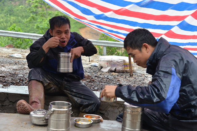 Ảnh: Những suất cơm &#34;sưởi ấm lòng&#34; người dân vùng lũ lụt Quảng Ninh - 11