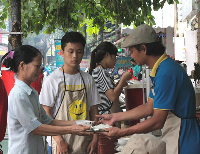 Ấm lòng suất cơm &#34;Nụ Cười&#34; 2.000 đồng giữa Đà thành - 2