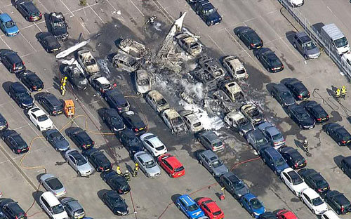Anh: Máy bay đâm xuống khu đấu giá ô tô, 4 người chết - 1