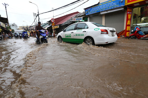 Sau trận mưa kéo dài, Hà Nội có nơi ngập 1m - 1