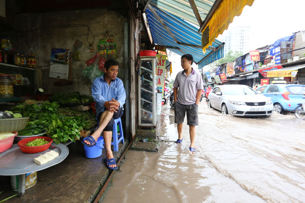 Sau trận mưa kéo dài, Hà Nội có nơi ngập 1m - 13