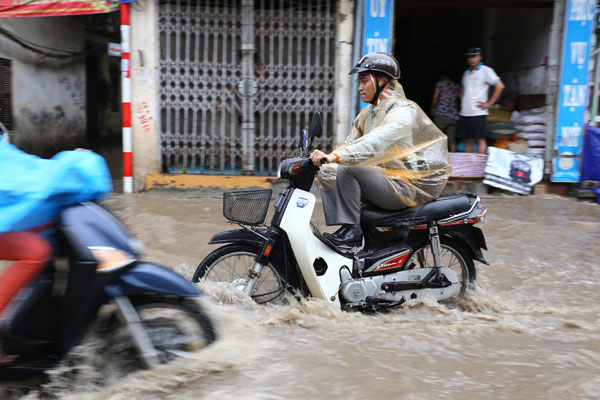 Sau trận mưa kéo dài, Hà Nội có nơi ngập 1m - 6