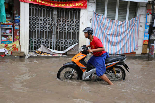 Sau trận mưa kéo dài, Hà Nội có nơi ngập 1m - 9