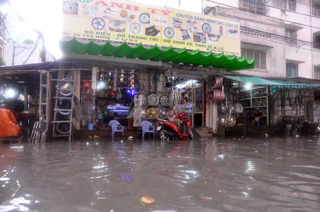 Chùm ảnh: "Rẽ sóng" về nhà trên đường phố TPHCM - 10