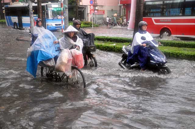 Chùm ảnh: "Rẽ sóng" về nhà trên đường phố TPHCM - 11