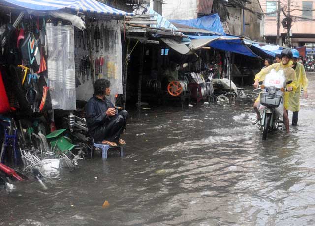 Chùm ảnh: "Rẽ sóng" về nhà trên đường phố TPHCM - 12