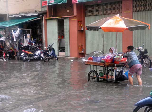 Chùm ảnh: "Rẽ sóng" về nhà trên đường phố TPHCM - 13