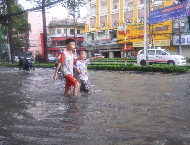 Chùm ảnh: "Rẽ sóng" về nhà trên đường phố TPHCM - 2