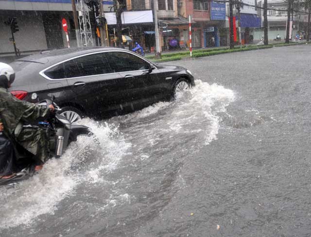 Chùm ảnh: "Rẽ sóng" về nhà trên đường phố TPHCM - 4