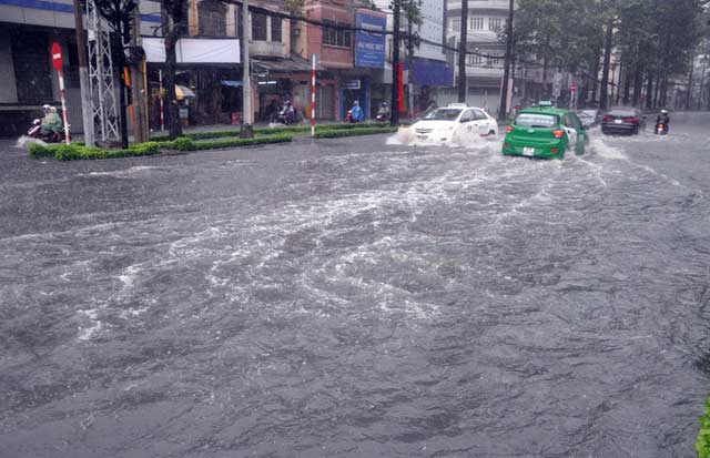 Chùm ảnh: "Rẽ sóng" về nhà trên đường phố TPHCM - 3