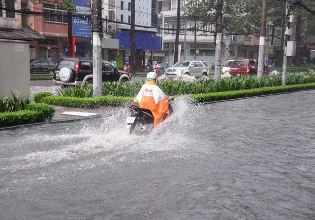 Chùm ảnh: "Rẽ sóng" về nhà trên đường phố TPHCM - 5