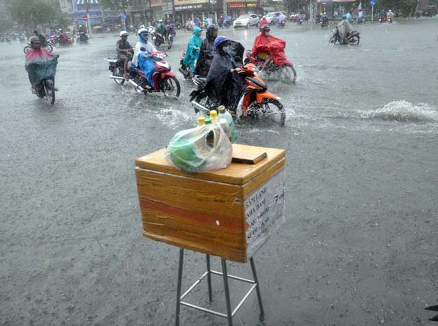 Chùm ảnh: "Rẽ sóng" về nhà trên đường phố TPHCM - 6