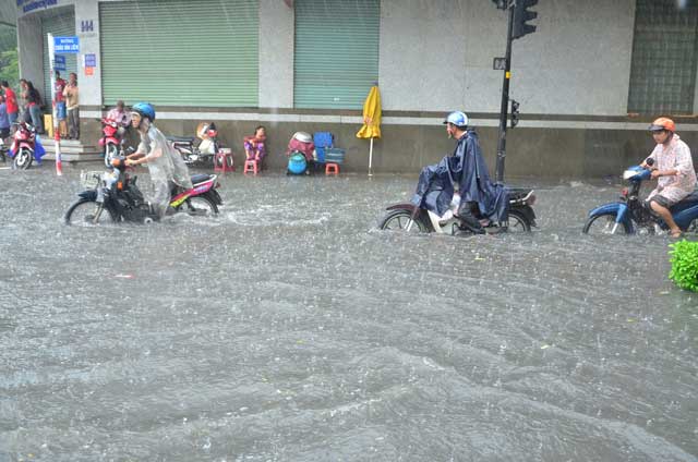 Chùm ảnh: "Rẽ sóng" về nhà trên đường phố TPHCM - 6