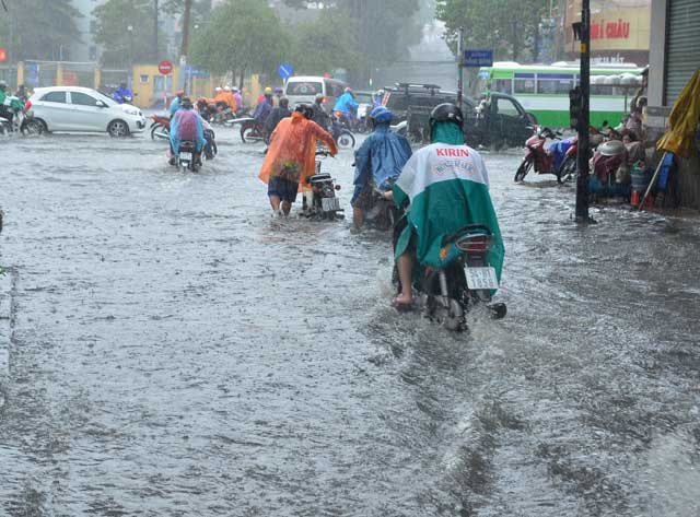 Chùm ảnh: "Rẽ sóng" về nhà trên đường phố TPHCM - 5