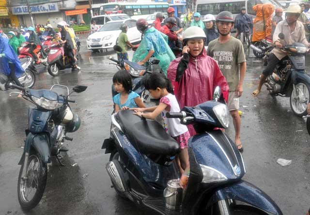 Chùm ảnh: "Rẽ sóng" về nhà trên đường phố TPHCM - 3