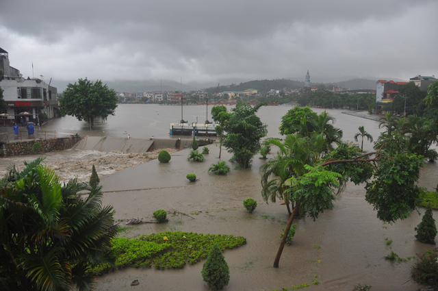 Quảng Ninh: Mưa lớn, tràn đập, nhiều nơi chìm trong biển nước - 3