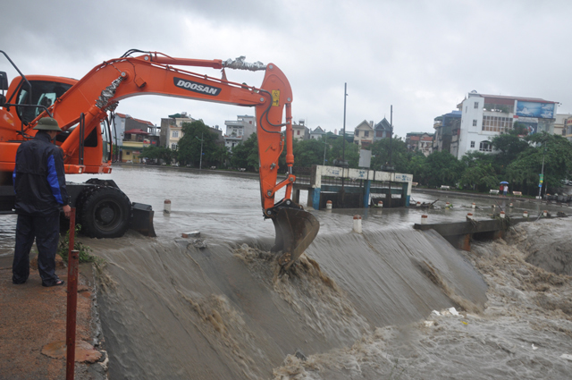 Quảng Ninh: Mưa lớn, tràn đập, nhiều nơi chìm trong biển nước - 13