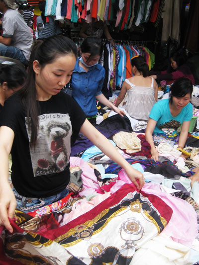 Đến chợ đêm Bà Chiểu mua đồ đã tay