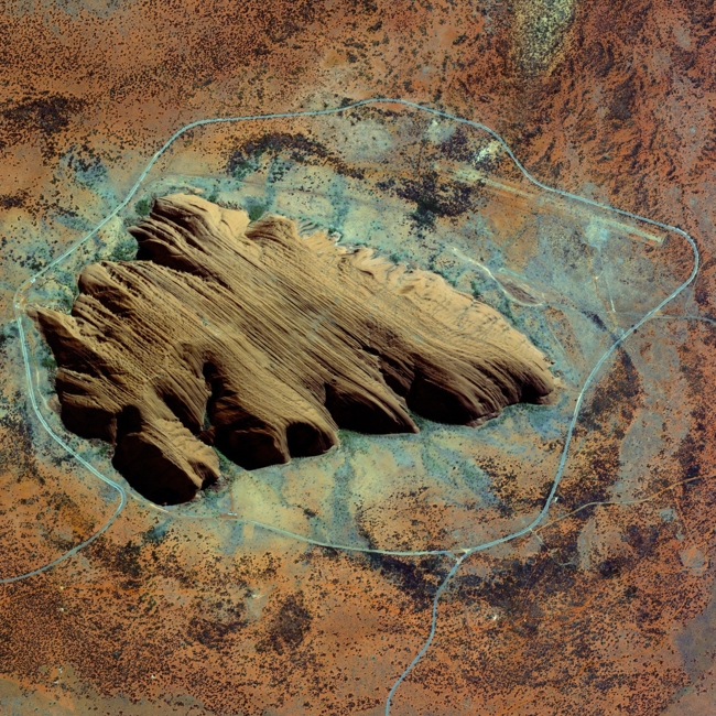 Núi đá Uluru nằm ở tiểu bang Northern Territory, miền trung Australia mang vẻ đẹp hoang sơ, đẹp như tranh vẽ. Uluru được công nhận là kỳ quan thiên nhiên thế giới và thu hút hàng trăm ngàn du khách mỗi năm.