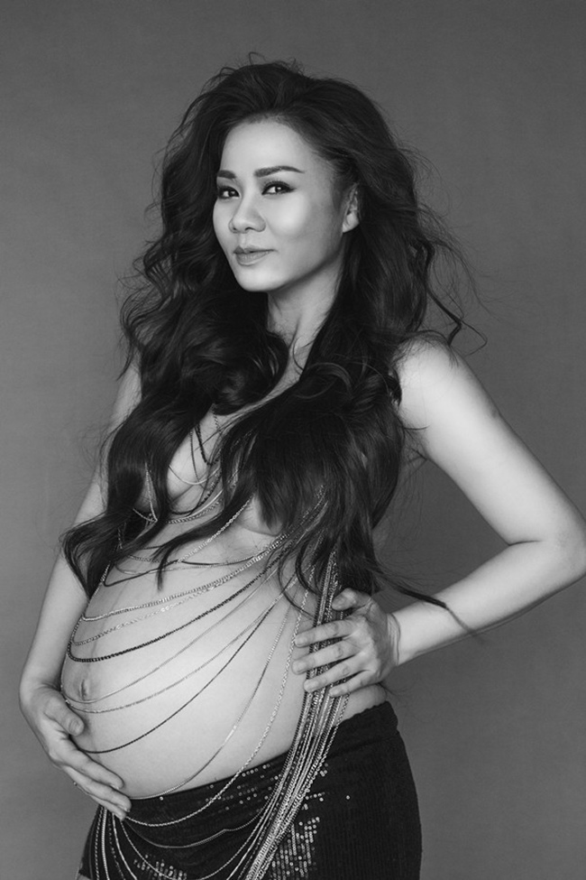 Thu Minh vừa mang thai con trai đầu lòng cách đây không lâu. Để kỷ niệm quãng thời gian đặc biệt này, nữ ca sĩ đã chụp bộ ảnh bán nude gợi cảm.