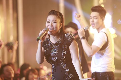 Thu Minh trình diễn ca khúc mới nhất trong đêm chung kết VN Idol - 1