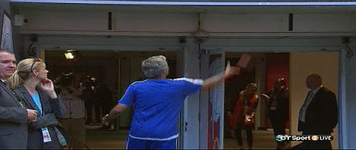 Mourinho ném huy chương, Wenger thành siêu anh hùng - 2