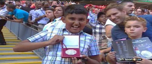 Mourinho ném huy chương, Wenger thành siêu anh hùng - 3