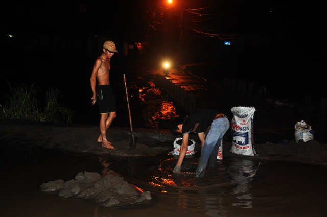 Ảnh: Trắng đêm canh lũ cho dân ngủ - 5