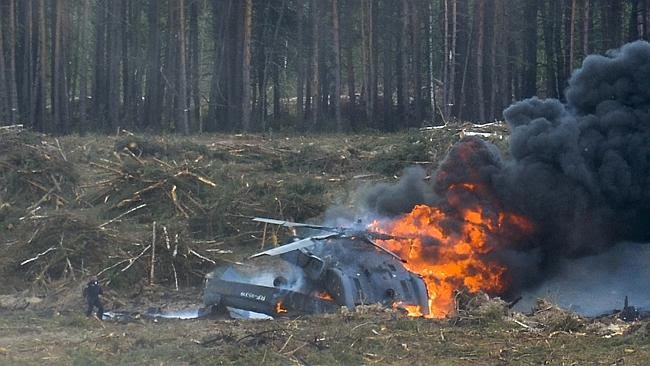 Video: Trực thăng Nga rơi khi biểu diễn, phi công tử nạn - 1