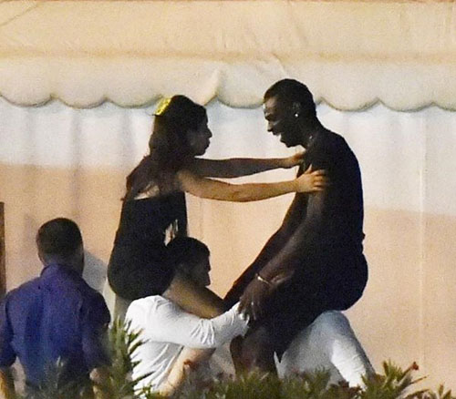 Đau đời, Balotelli sa đọa trong vòng tay "yêu nữ" đẹp mê hồn - 1