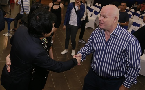 Vợ Thanh Bùi khéo che bụng trước nghi vấn mang bầu - 3