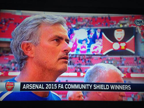 Mourinho ném huy chương, Wenger thành siêu anh hùng - 2