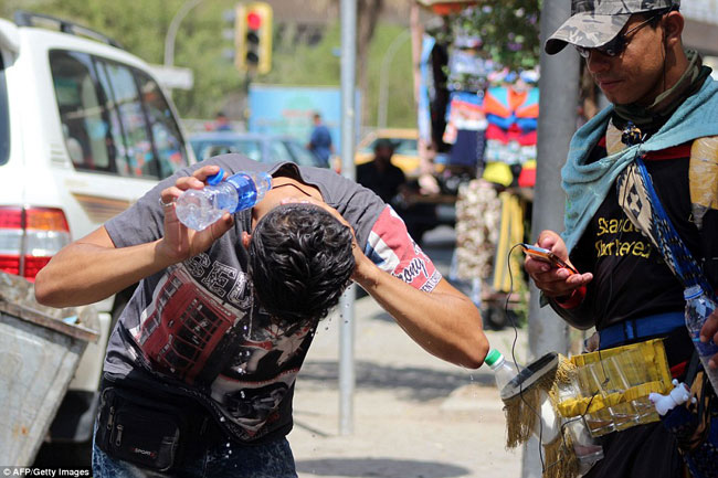 Ảnh: Dân Iraq oằn mình chống chọi nắng nóng khủng khiếp - 1