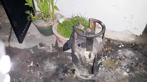 Cháy phòng trọ, thanh niên liều mình mang bình gas cháy sém ra ngoài - 2