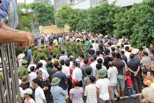 Chồng chết ở trại tạm giam, vợ đưa “quan tài diễu phố” - 2