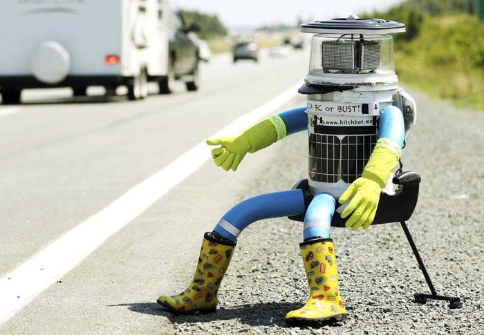 Robot “thử lòng người tốt” bị xé tan xác ở Mỹ - 1