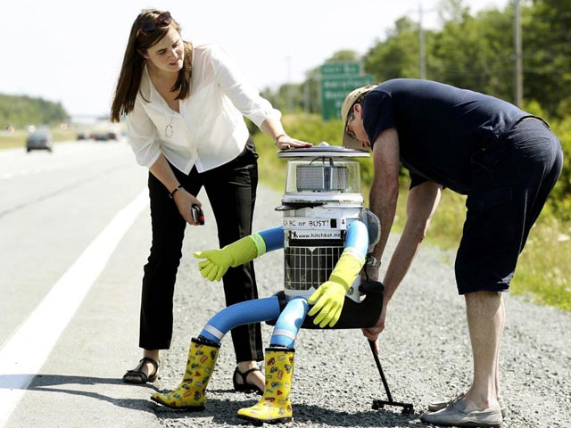 Robot “thử lòng người tốt” bị xé tan xác ở Mỹ - 2