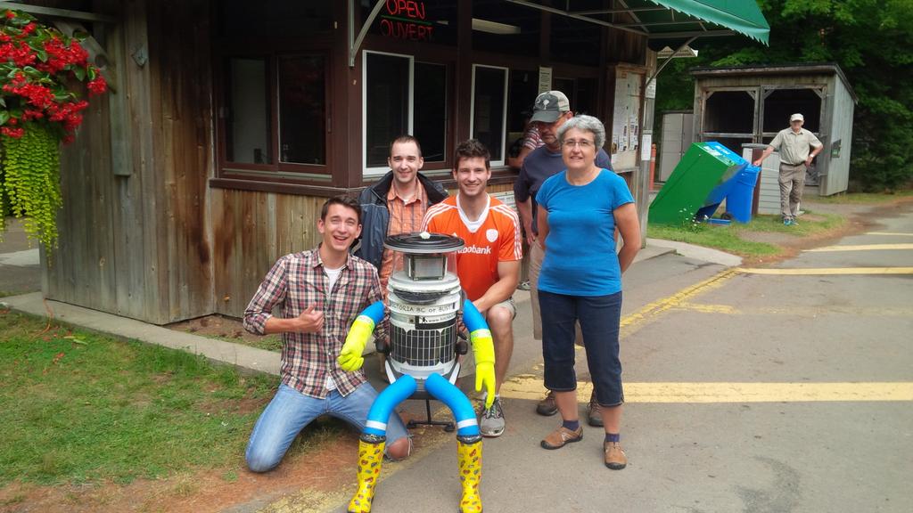 Robot “thử lòng người tốt” bị xé tan xác ở Mỹ - 4