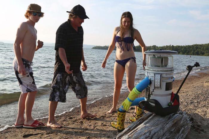 Robot “thử lòng người tốt” bị xé tan xác ở Mỹ - 5