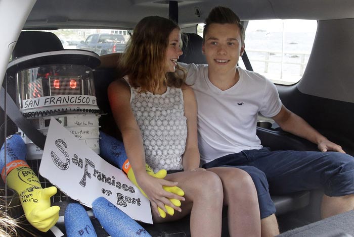 Robot “thử lòng người tốt” bị xé tan xác ở Mỹ - 3