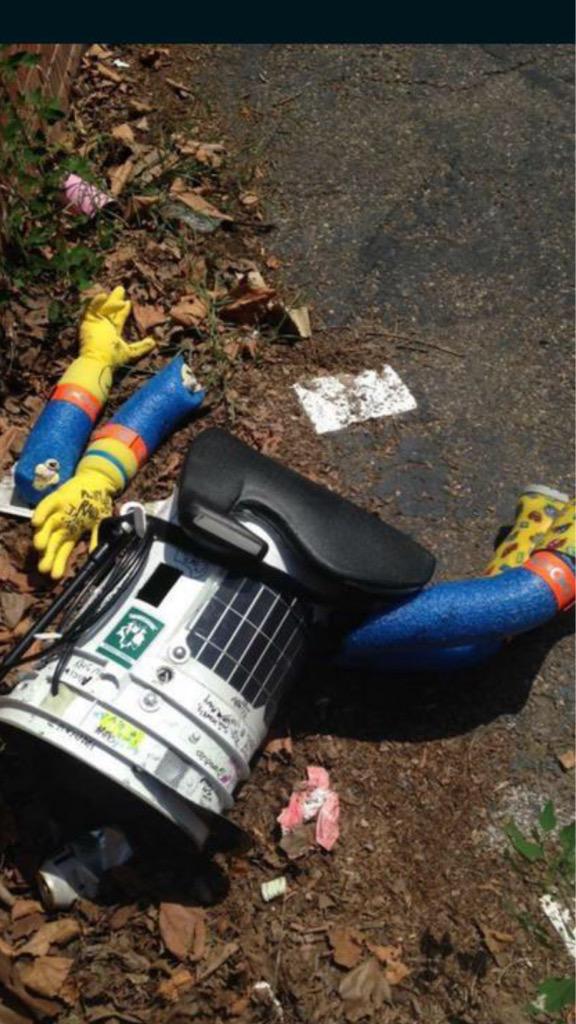 Robot “thử lòng người tốt” bị xé tan xác ở Mỹ - 6