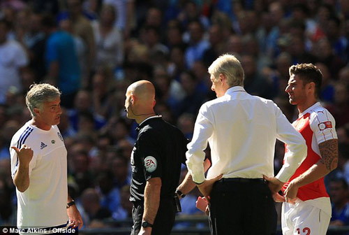 Premier League còn 4 ngày: Áo đấu MU gây tranh cãi - 2