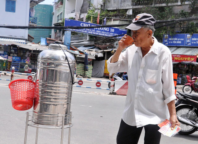 Những bình trà đá miễn phí mát tình người ở TPHCM - 2