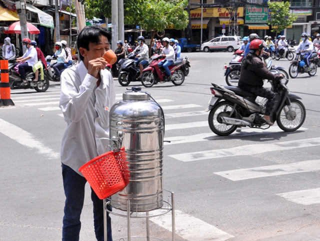 Những bình trà đá miễn phí mát tình người ở TPHCM - 4