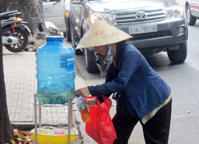 Những bình trà đá miễn phí mát tình người ở TPHCM - 6