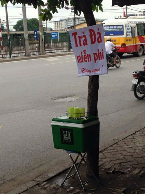 PGĐ Sở GTVT Hà Nội nói về bình trà đá miễn phí trên vỉa hè - 1