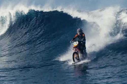 Video: Xe máy tự chế lướt sóng trên biển hút hàng triệu &#34;like&#34; - 1